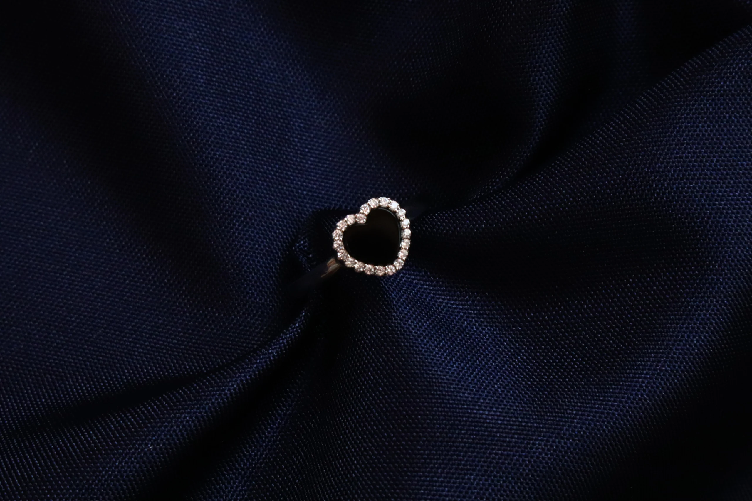 انگشتر نقره طرح قلب با نگین مشکی 5 انگشتر نقره طرح قلب با نگین مشکی-حوض نقره