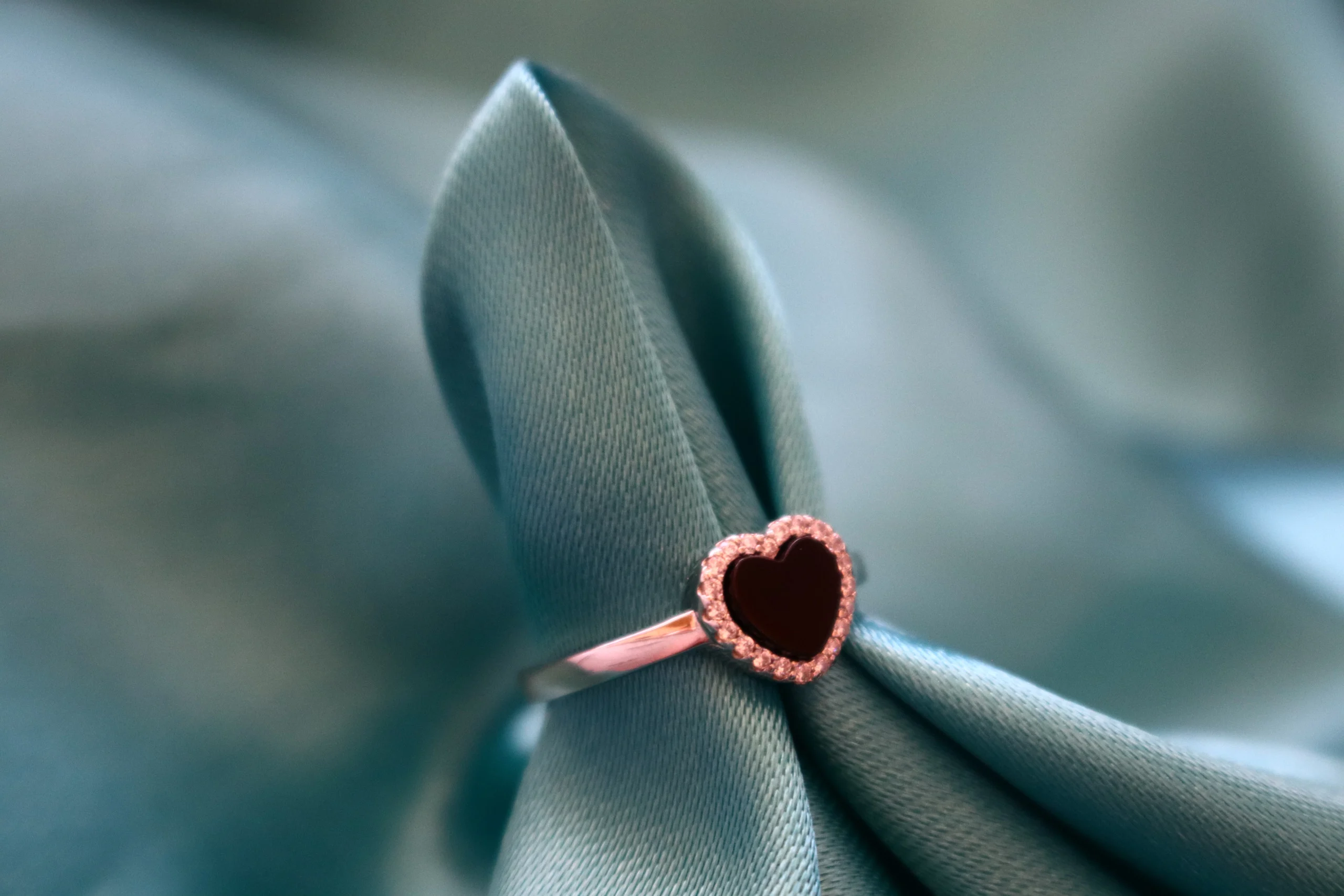 انگشتر نقره طرح قلب با نگین مشکی 2 انگشتر نقره طرح قلب با نگین مشکی-حوض نقره