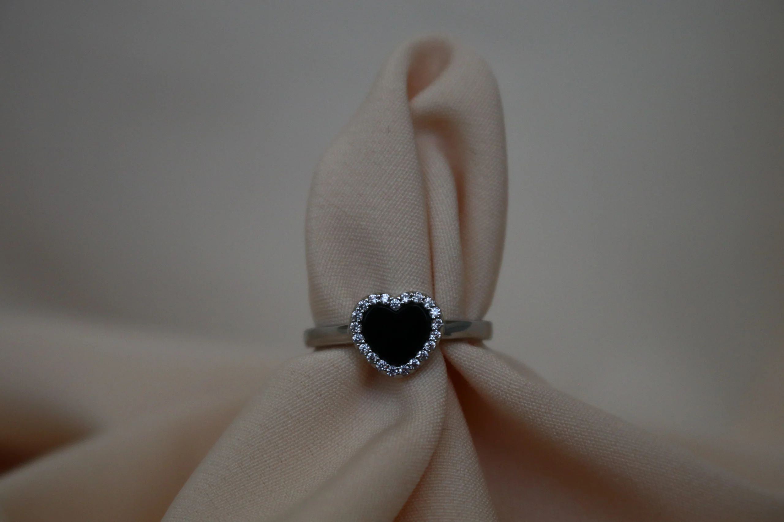 انگشتر نقره طرح قلب با نگین مشکی 3 انگشتر نقره طرح قلب با نگین مشکی-حوض نقره