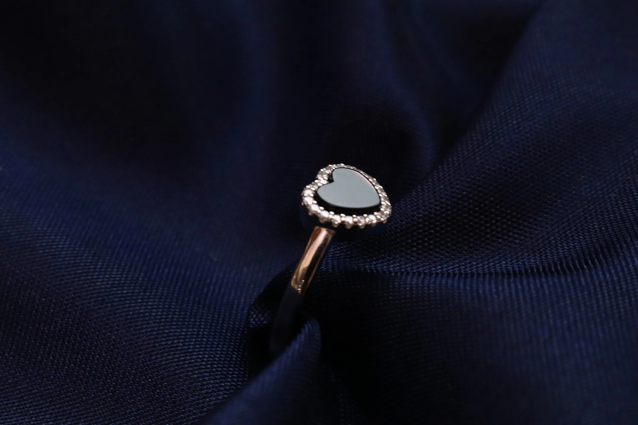 انگشتر نقره طرح قلب با نگین مشکی 4 انگشتر نقره طرح قلب با نگین مشکی-حوض نقره