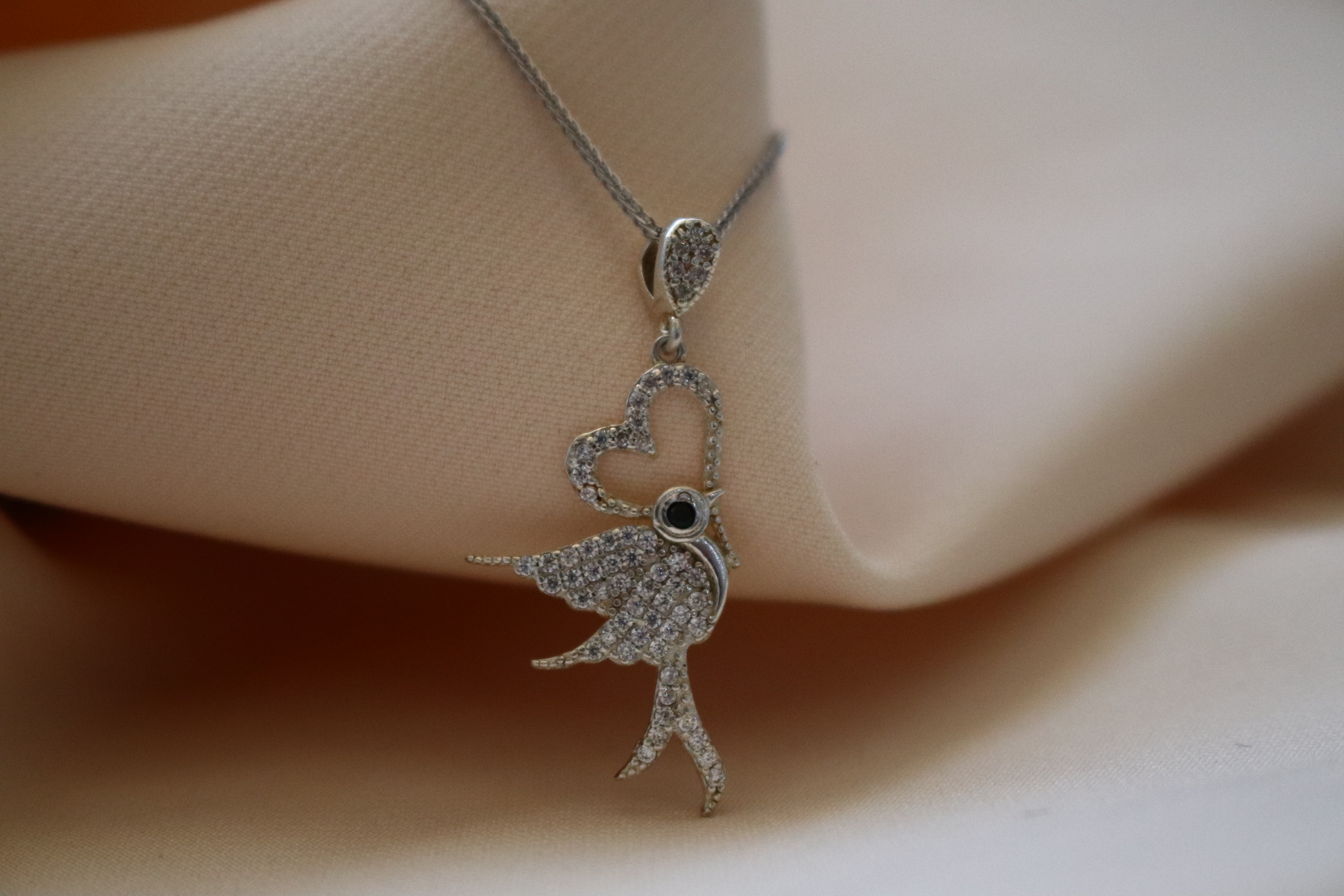 گردنبند نقره پرنده عشق 3 گردنبند نقره پرنده عشق-حوض نقره