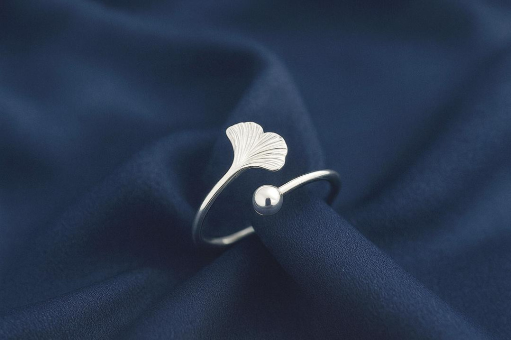 تأثیر جنگها و بحرانهای جهانی بر قیمت نقره در سال ۲۰۲۵ 1 انگشتر نقره فری سایز دم وال-حوض نقره