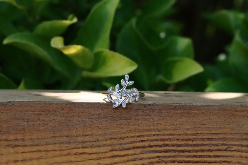 انگشتر شاخه و برگ نقره‌ با طراحی ظریف و الهام‌گرفته از طبیعت