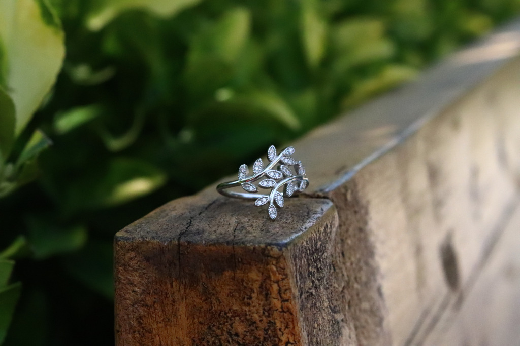 چرا نقره بهترین گزینه برای هدیه دادن است؟ (۵ دلیل قانعکننده) 2 انگشتر شاخه و برگ نقره با طراحی ظریف و الهامگرفته از طبیعت