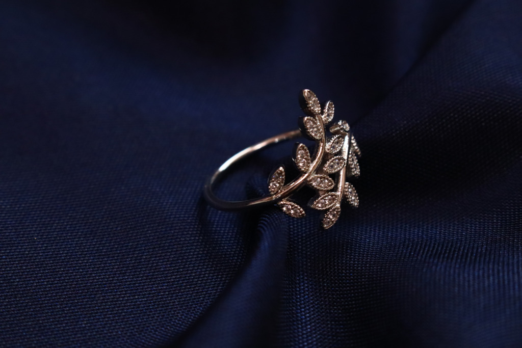 تفاوت شمش و ساچمه نقره؛ کدام برای سرمایهگذاری بهتر است؟ 6 گالری حوض نقره | حوض نقره انگشتر نقره طرح شاخه و برگ-حوض نقره