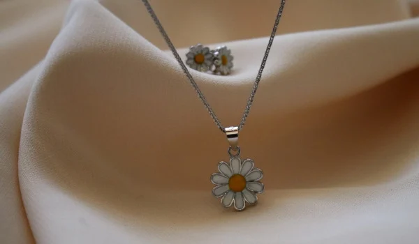 ست گل بابونه ایتالیایی نقره با آبکاری طلا سفید شامل گردنبند و گوشواره و دستبند با طراحی گل بابونه