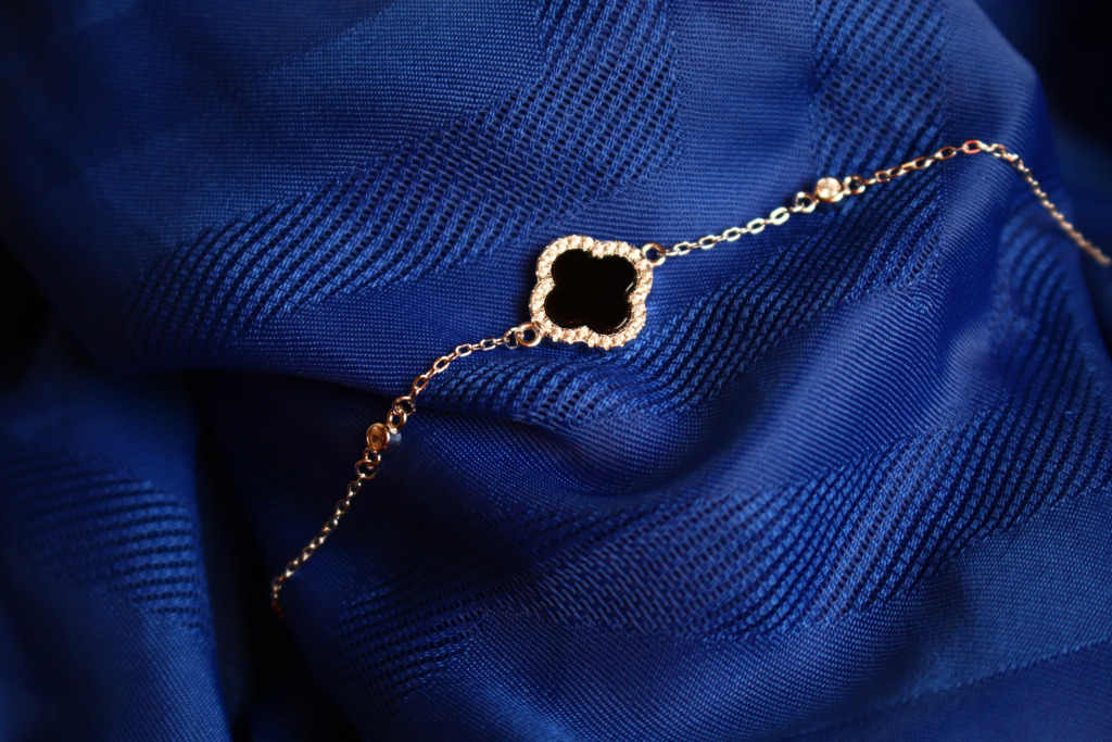 چرا نقره بهترین گزینه برای هدیه دادن است؟ (۵ دلیل قانعکننده) 1 دستبند ونکلیف سنگ مشکی نقرهای با سنگ مشکی طبیعی و طراحی شیک