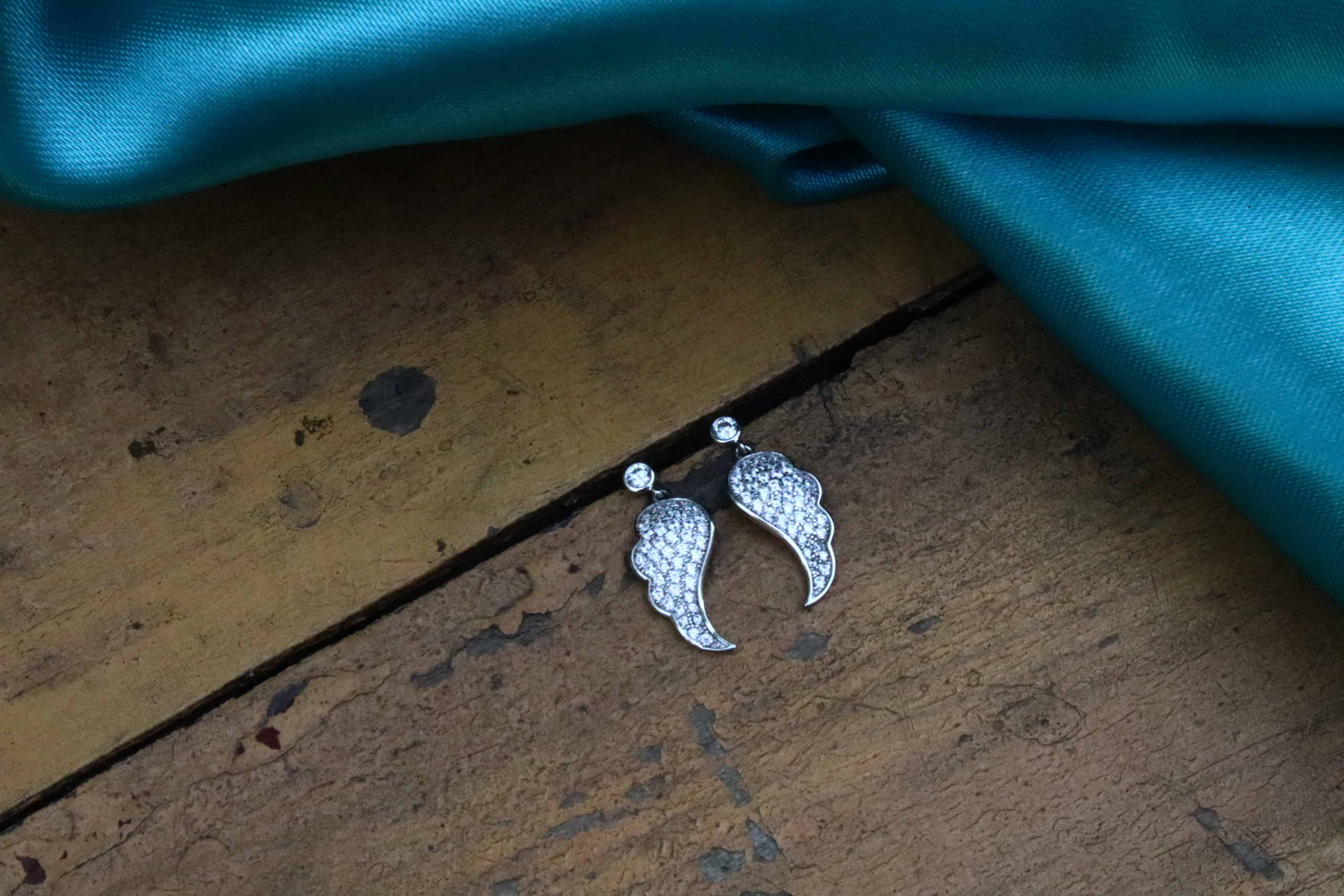 گوشواره نقره بال فرشته 3 گوشواره نقره بال فرشته-حوض نقره زنانه با طراحی ظریف و آبکاری طلا سفید