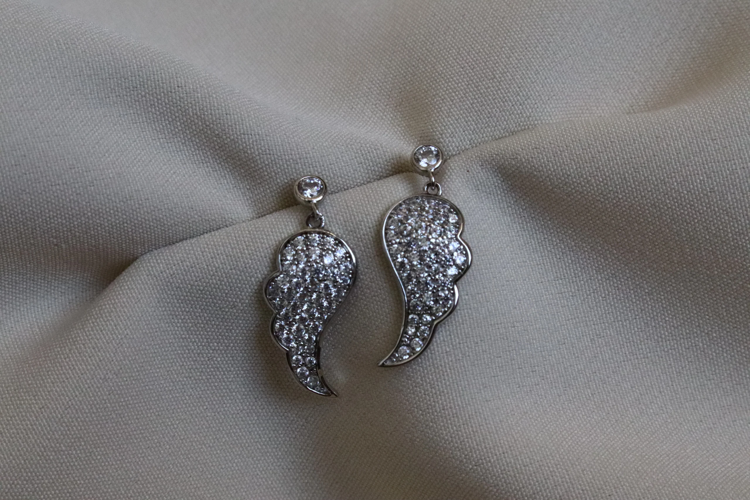 گوشواره نقره بال فرشته 2 گوشواره نقره بال فرشته-حوض نقره زنانه با طراحی ظریف و آبکاری طلا سفید