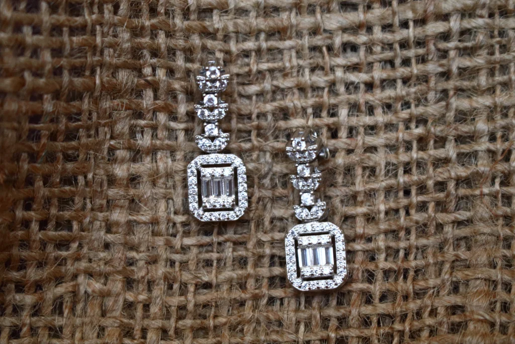 چرا نقره بهترین گزینه برای هدیه دادن است؟ (۵ دلیل قانعکننده) 3 گوشواره امرکات نقرهای با آبکاری طلا سفید