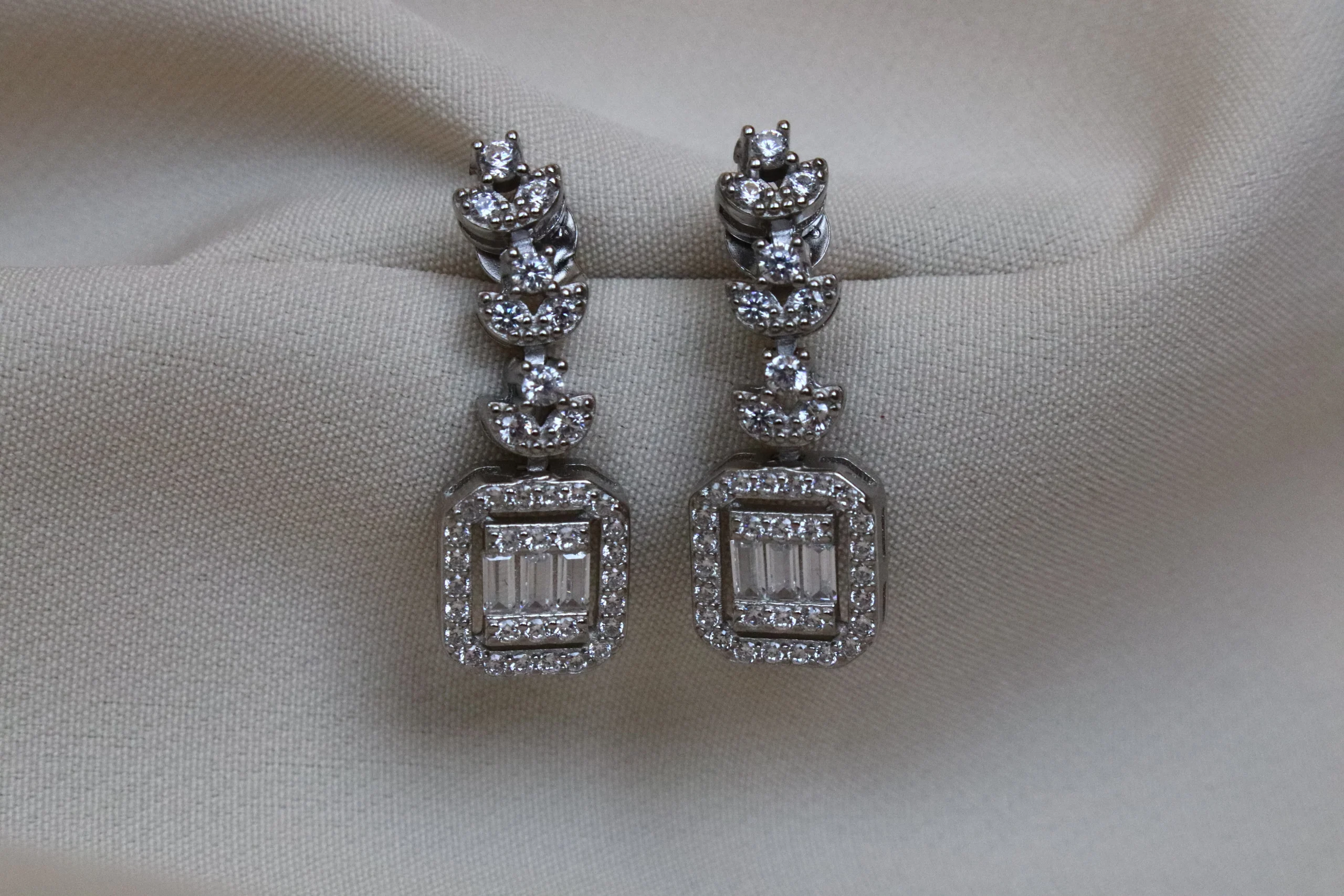 گوشواره نقره امرکات 2 گالری حوض نقره | حوض نقره گوشواره نقره امرکات-حوض نقره نقرهای با آبکاری طلا سفید