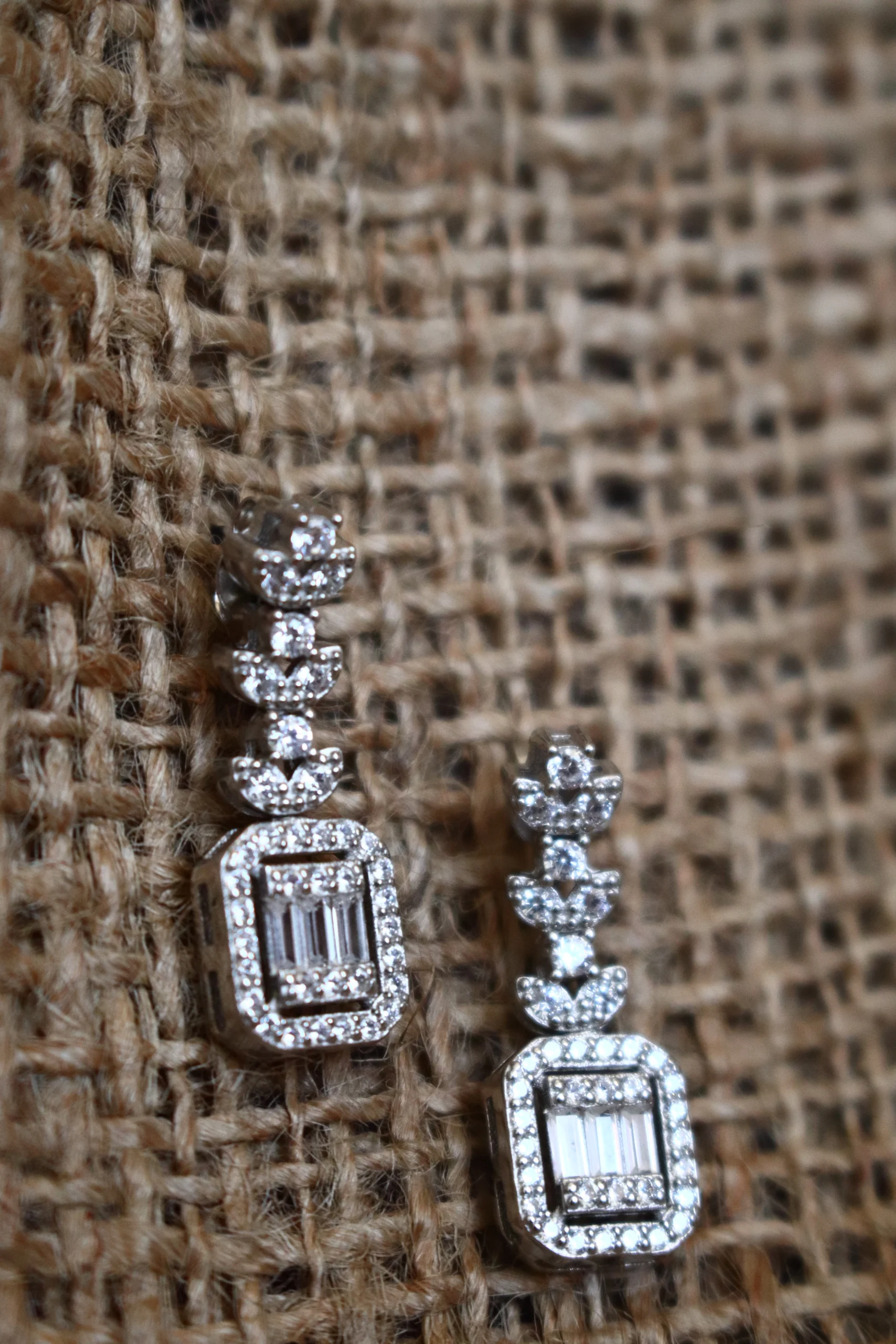 گوشواره نقره امرکات 4 گوشواره نقره امرکات-حوض نقره نقرهای با آبکاری طلا سفید