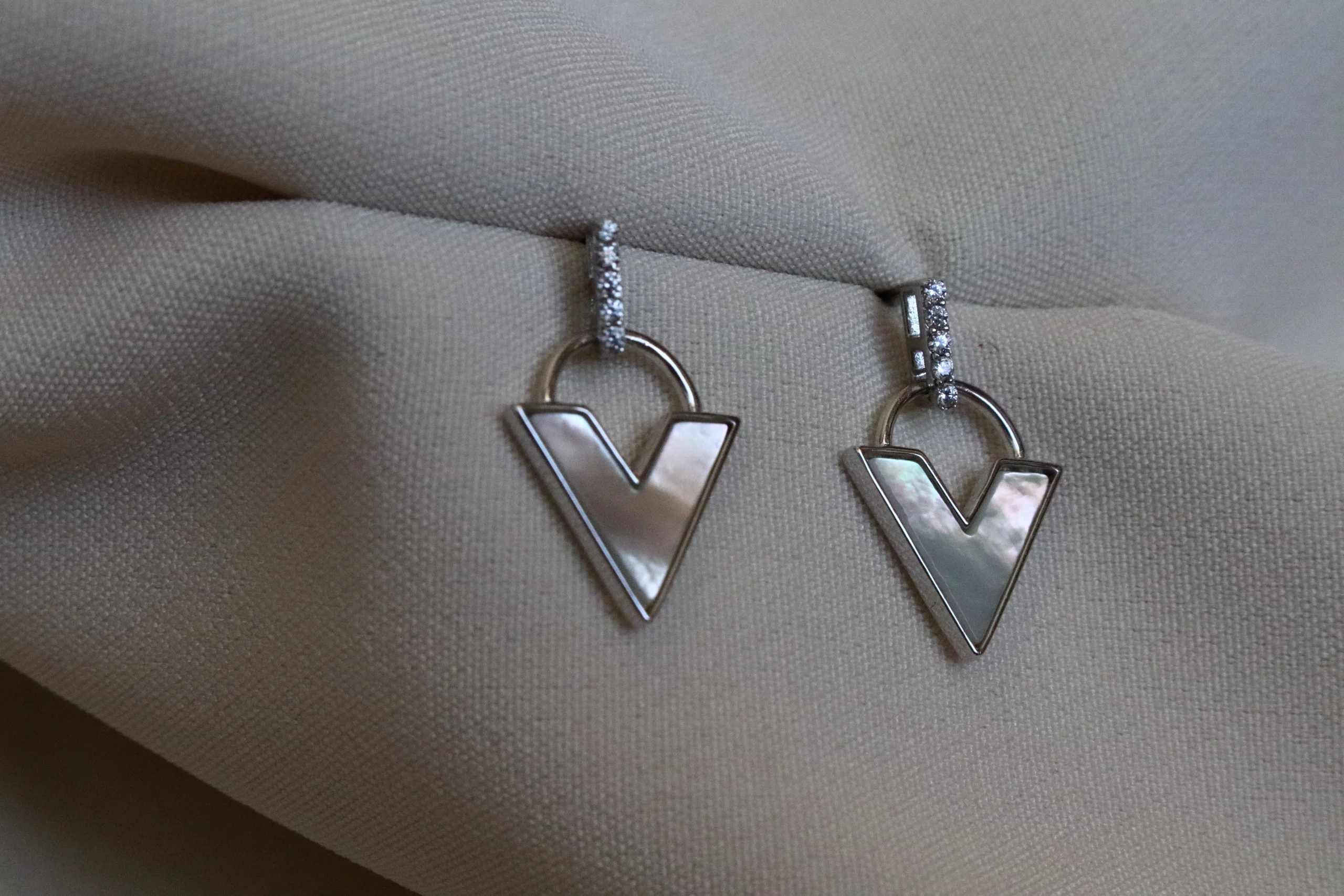 گوشواره نقره هندسی صدف 2 گوشواره نقره هندسی صدف-حوض نقره با آبکاری طلا سفید