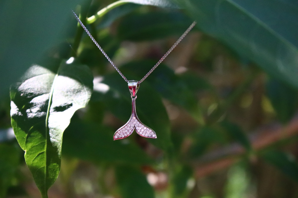 گردنبند دم وال نقره‌ با آبکاری طلا سفید و نگین‌های زیرکونیا