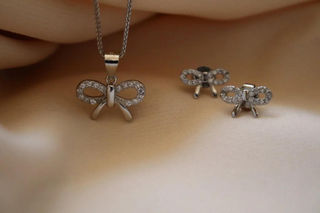 چرا نقره بهترین گزینه برای هدیه دادن است؟ (۵ دلیل قانعکننده) 5 نیمست پاپیون نقره با آبکاری طلا سفید، هدیه نقره زیبا و خاص از گالری حوض نقره