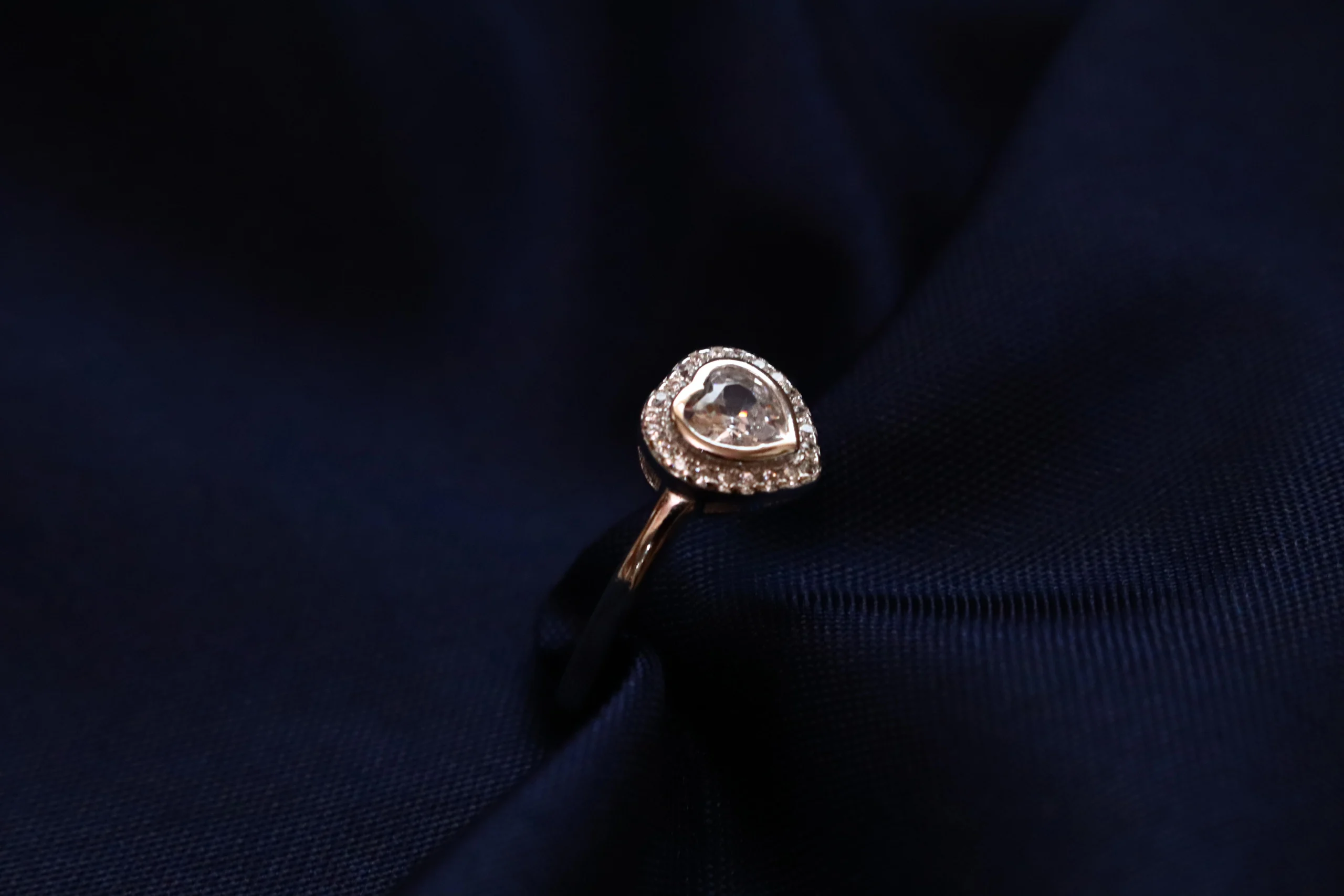 انگشتر طرح قلب با نگین شفاف 4 انگشتر طرح قلب با نگین سفید-حوض نقره طراحی زنانه شیک و درخشان برای هدیه یا استایل روزمره