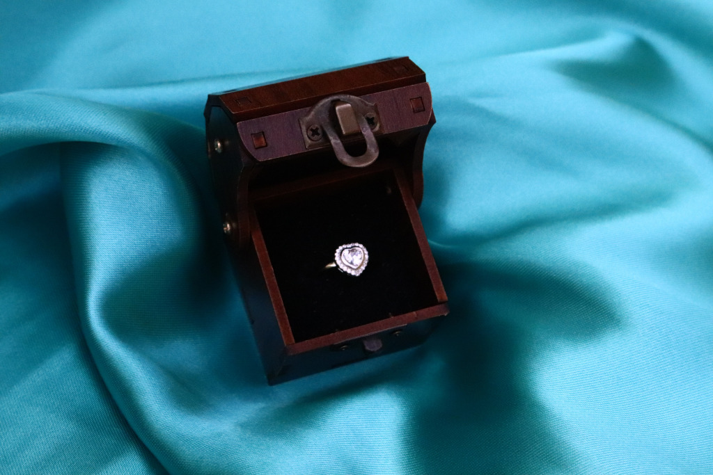 انگشتر قلب نگینی نقره‌ با نگین زیرکونیا و آبکاری طلا سفید