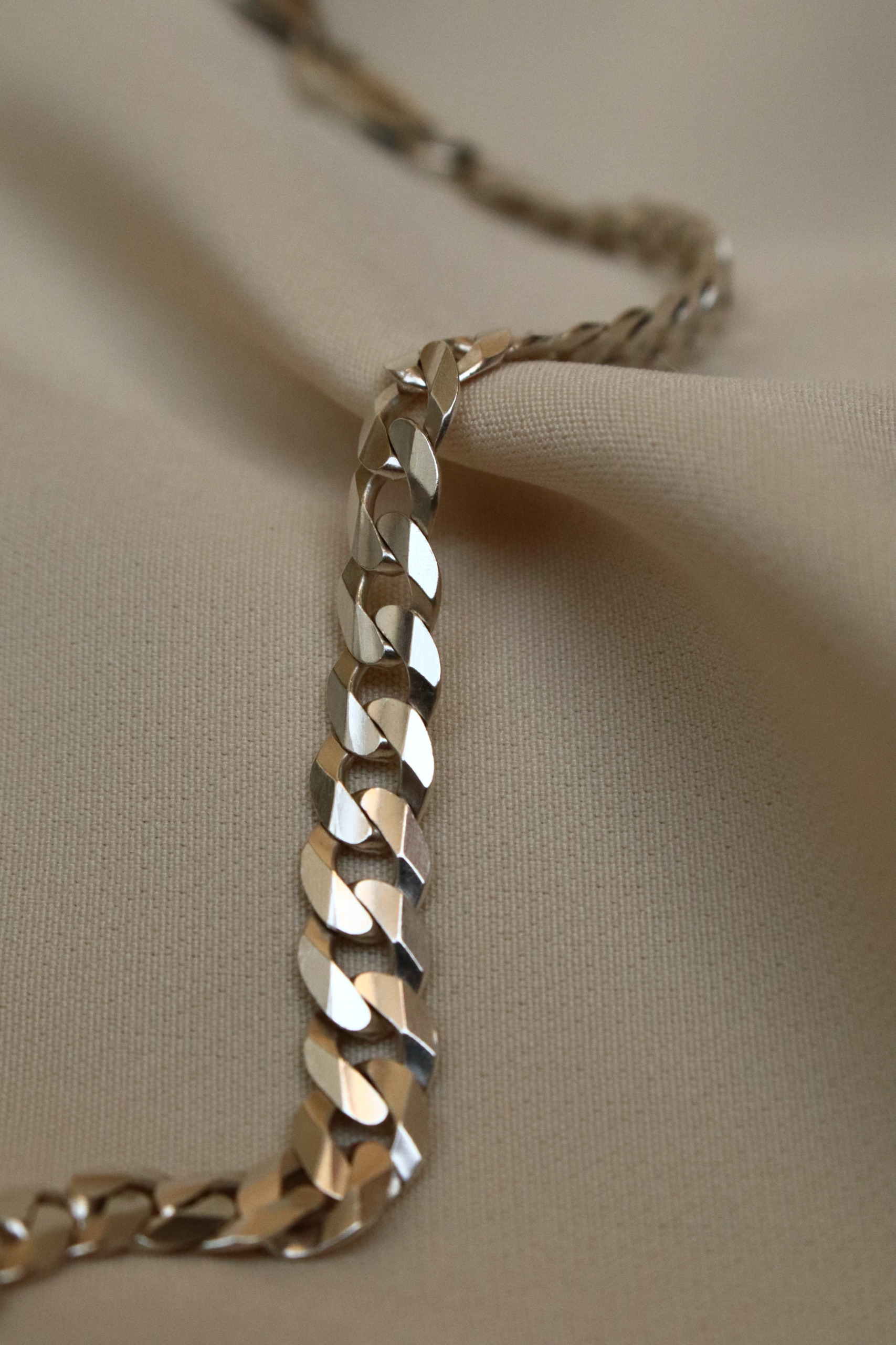 زنجیر نقره کارتیر ایتالیایی 5پَر 7 زنجیر نقره کارتیر ایتالیایی ۵پَر-حوض نقره