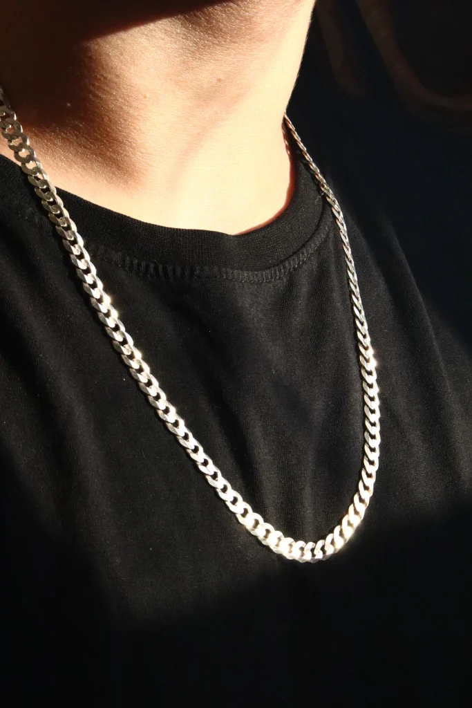 چرا نقره بهترین گزینه برای هدیه دادن است؟ (۵ دلیل قانعکننده) 6 زنجیر کارتیر ایتالیایی ۵پر نقرهای براق با طراحی سهبعدی، مناسب استایل روزمره و مجلسی