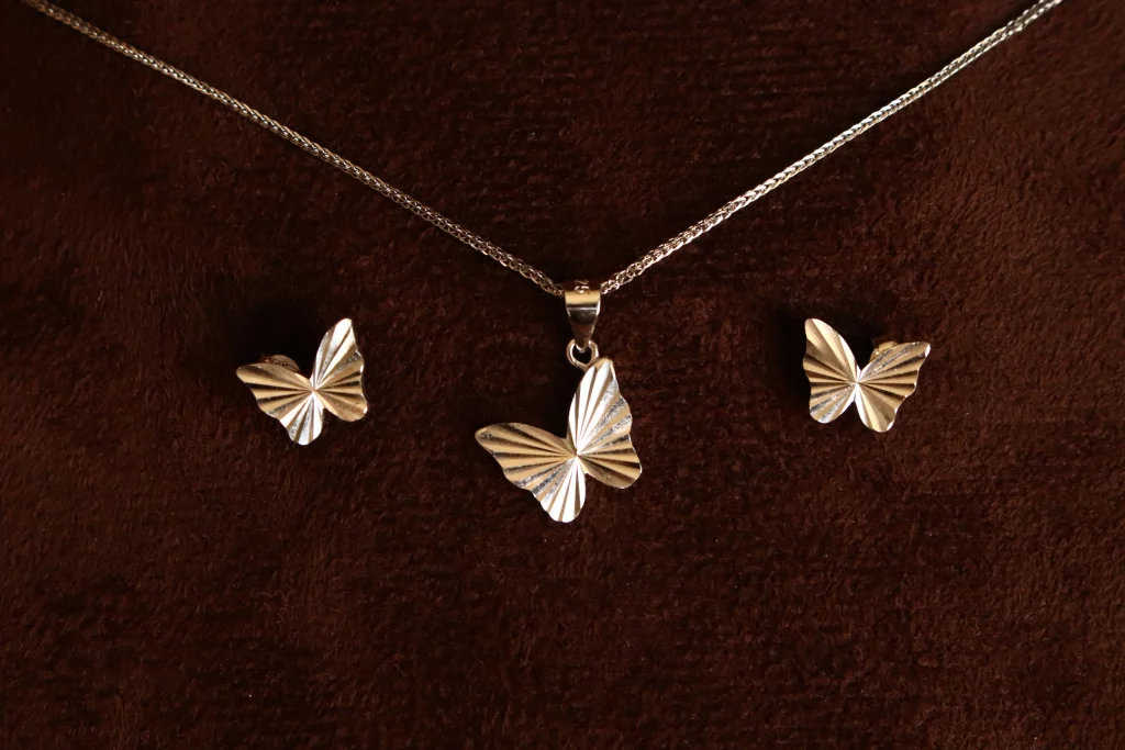 در این راهنمای نگهداری و تمیز کردن جواهرات نقره، بهترین روش‌ها و نکات حرفه‌ای برای حفظ درخشش، جلوگیری از تیرگی و طول عمر بیشتر جواهرات نقره را بیاموزید.