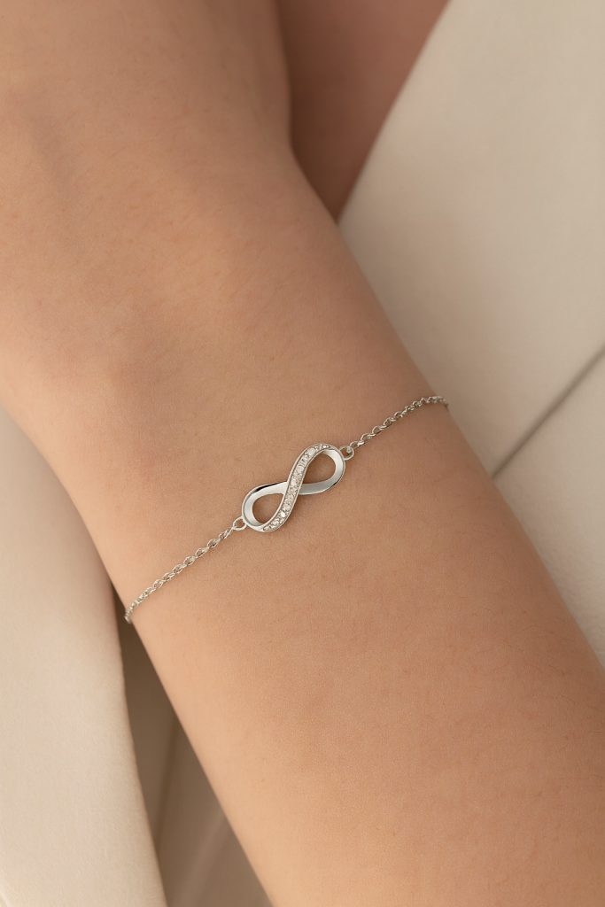 دستبند نقره نگین‌دار مدل بی‌نهایت-گالری حوض نقره-نقره زنانه-زیورآلات نقره زنانه-زیورآلات زنانه-سنگ زیرکونیا-مدل بی نهایت-